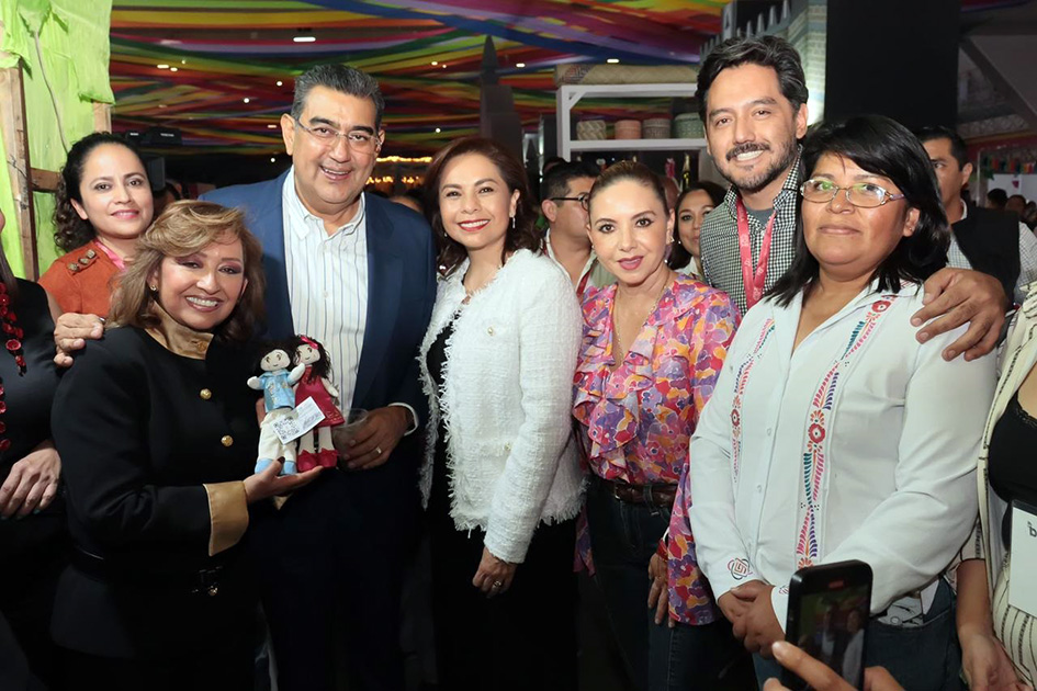 Sergio Salomón Céspedes, en el stand de Cholula Pueblo Mágico