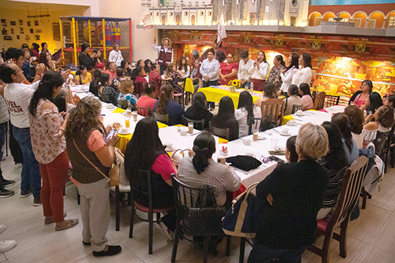 Tonantzin Fernández firma compromiso en favor de las mujeres de San Pedro Cholula