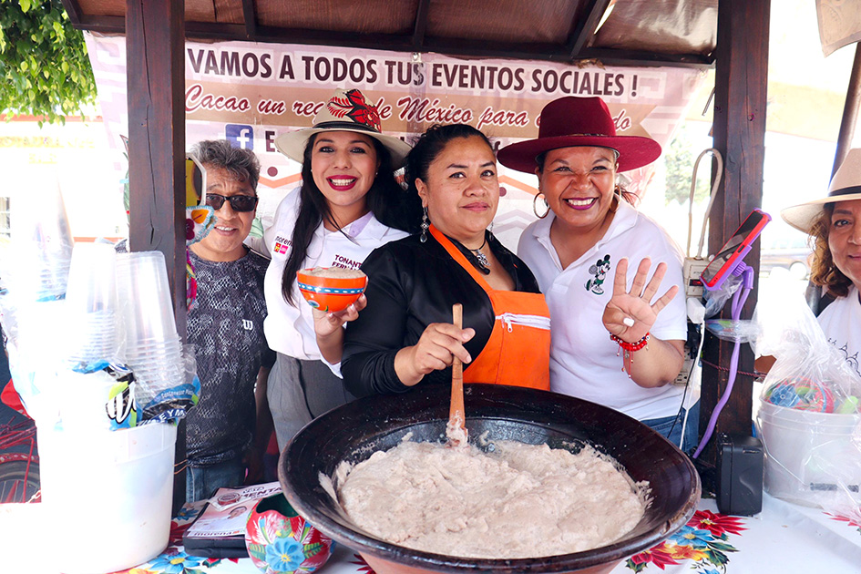 Tonantzin Fernández, respaldada por comerciantes del Zócalo