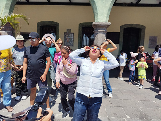 Traje unos lentes para ver el eclipse: Roxana Luna