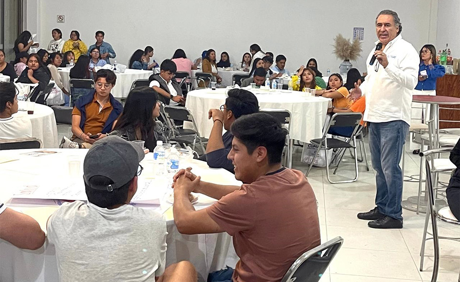 Humberto Aguilar dialoga con jóvenes de San Andrés Cholula