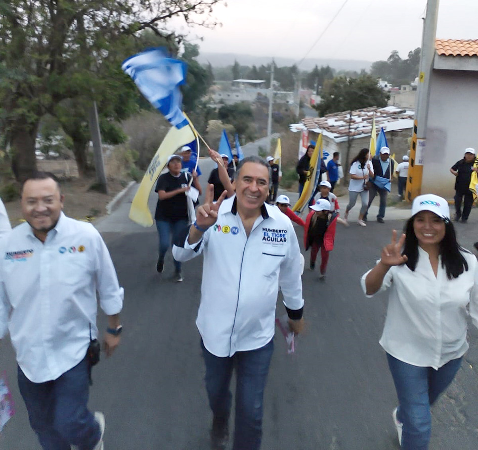 Humberto Aguilar recorre calles de San Jerónimo Tecuanipan