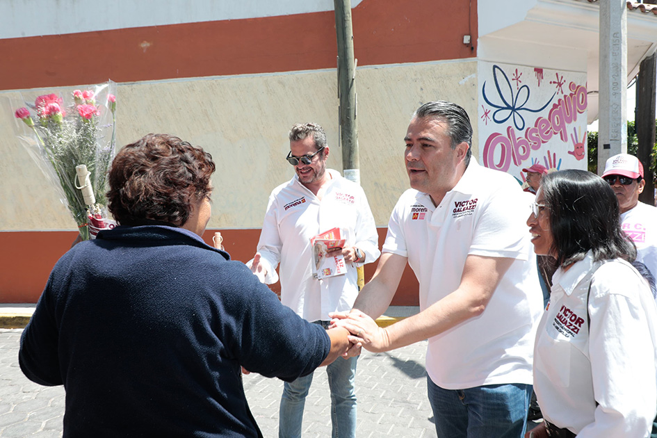 Víctor Galeazzi visita puerta por puerta a los vecinos de Tlaxcalancingo