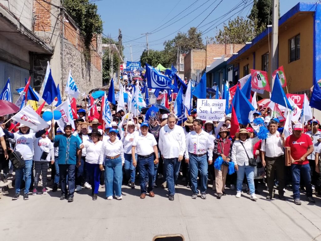 Humberto Aguilar acompaña a Filomeno Sarmiento en caminata en San Lorenzo Almecatla