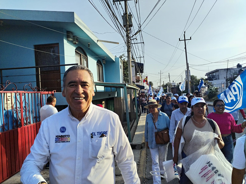 Humberto Aguilar encabeza caminata por las calles de Sanctorum