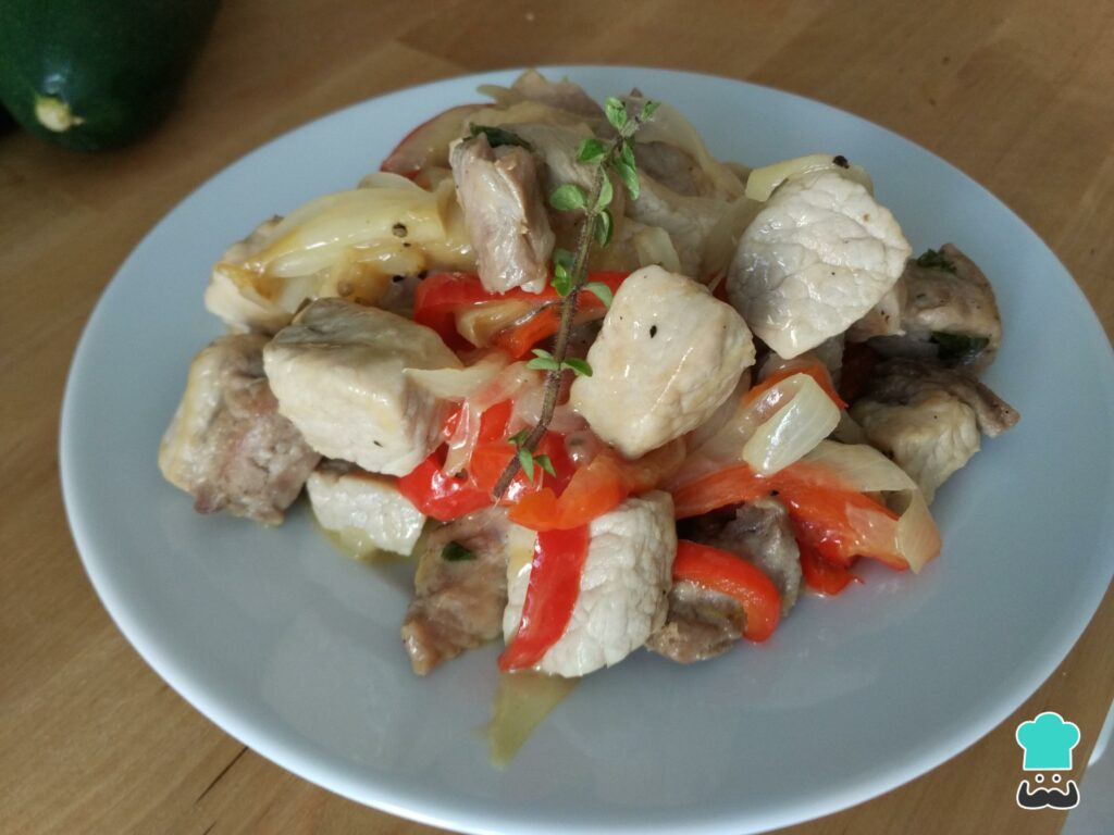Lomo encebollado en salsa de vino