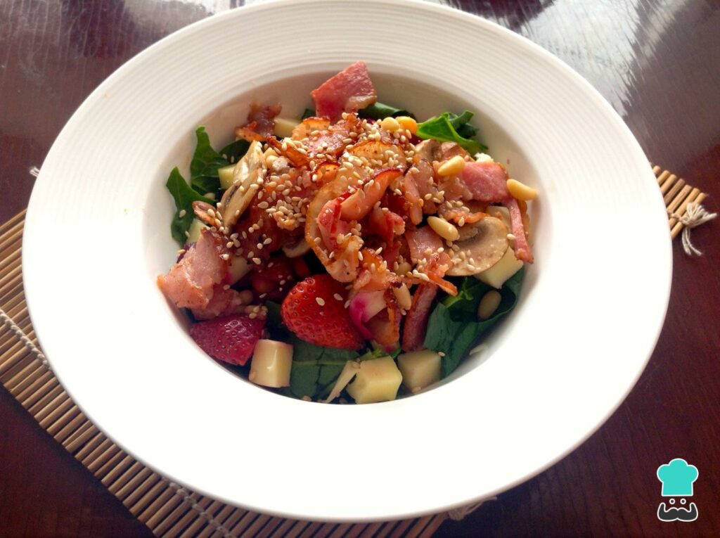 Ensalada de ensalada de espinaca, bacon y champiñones