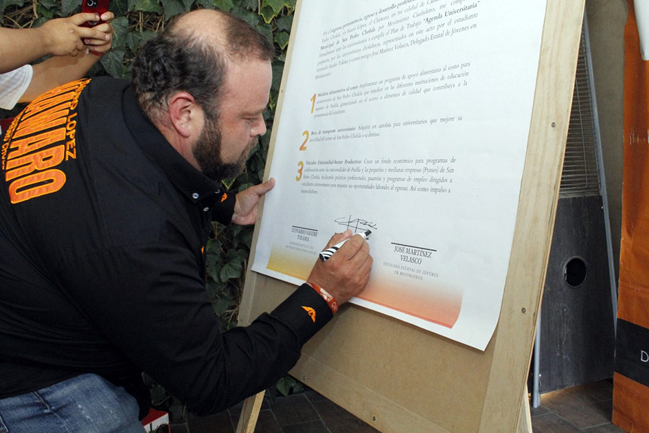 Firma Chawaro compromisos con Juventud Estudiantil Universitaria de Cholula