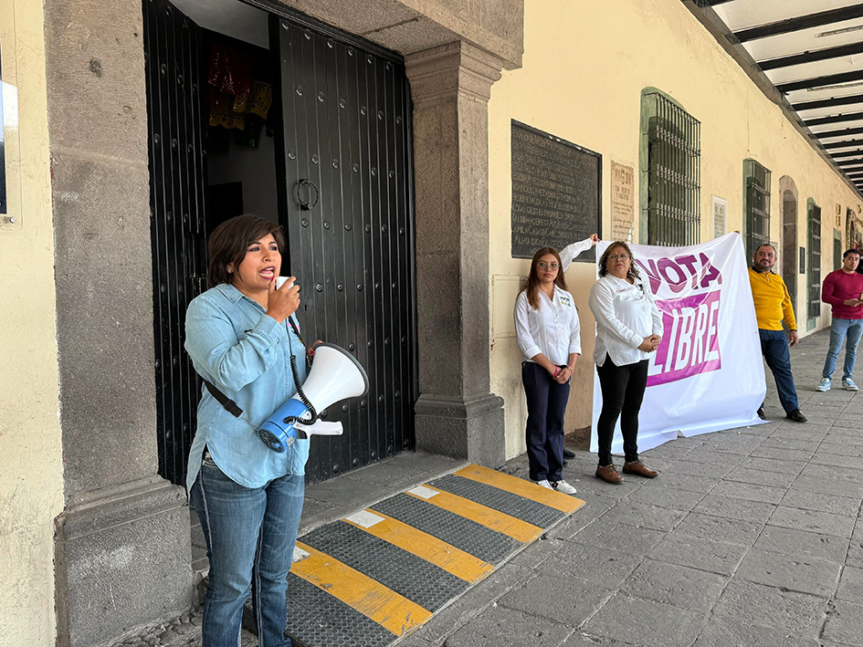 Frente al palacio municipal, Roxana Luna llama a trabajadores del ayuntamiento a no dejarse intimidar