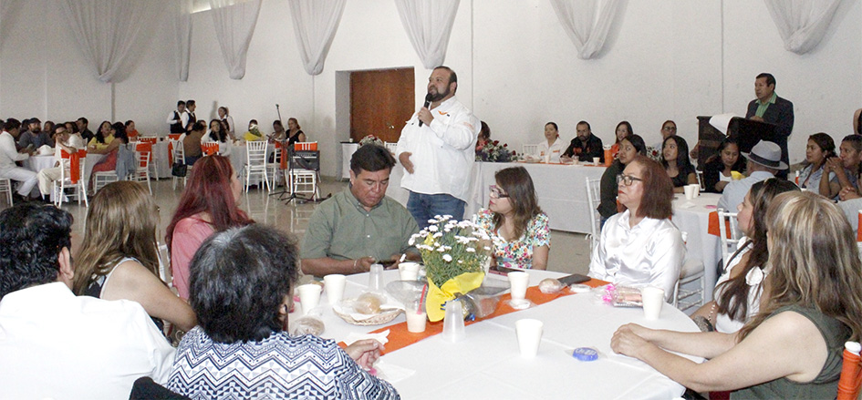 Maestros cholultecas respaldan al candidato Chawaro