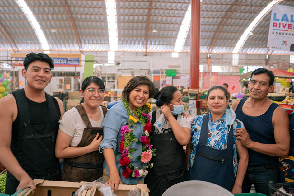 Roxana Luna recibió cálido apoyo en el tianguis de Santa María Xixitla