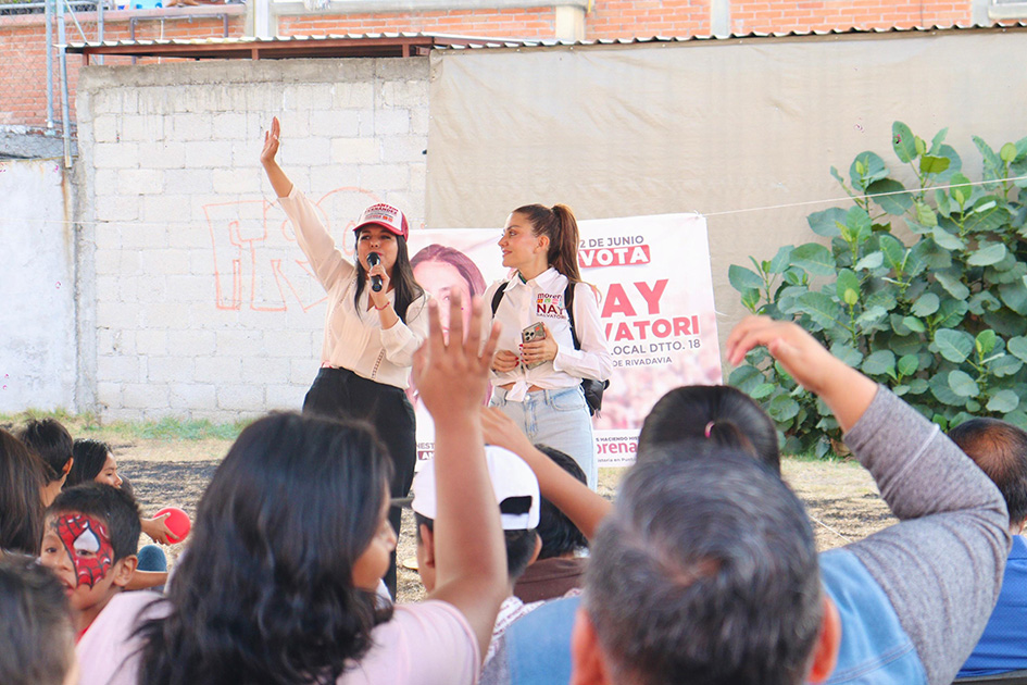 Tonantzin Fernández y Nay Salvatori celebran el Día del Niño en Santiago Momoxpan