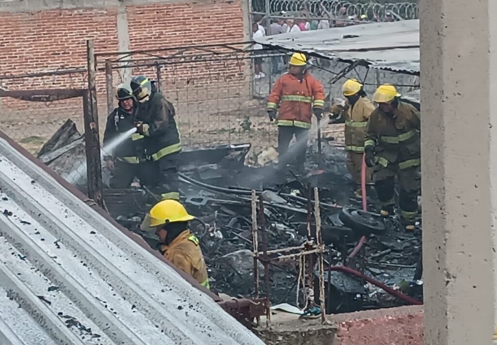 Bomberos apagan fuego en recicladora, en Momoxpan