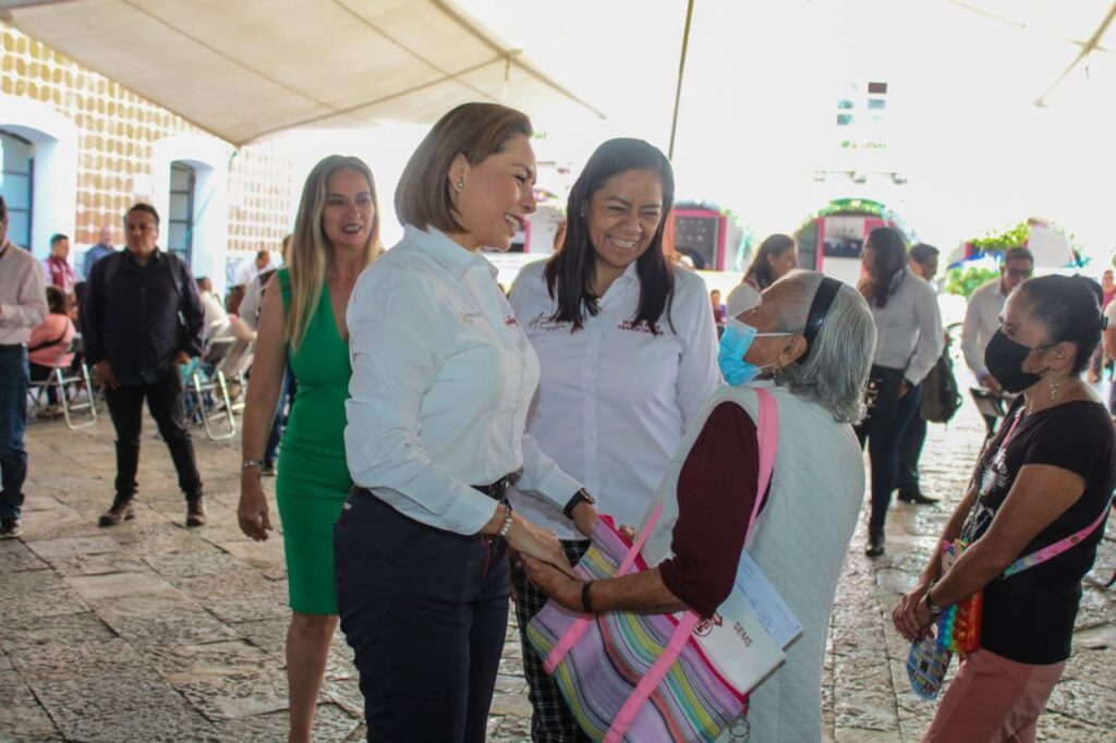 Gaby Bonilla y Ariadna Ayala entregan sillas de ruedas en Atlixco * Durante la Jornada Incluyente, Gaby Bonilla informó que este día, las y los atlixquenses recibieron atención médica, terapia de rehabilitación a cargo del CRIT Puebla