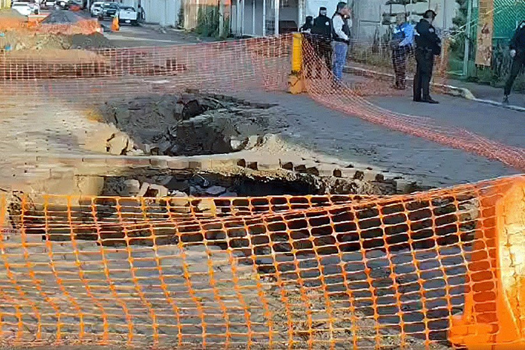 Socavón alarma a vecinos de calle Atzala
