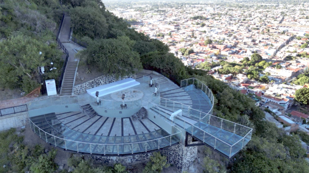 Cayó niño de 3 años, del mirador de cristal