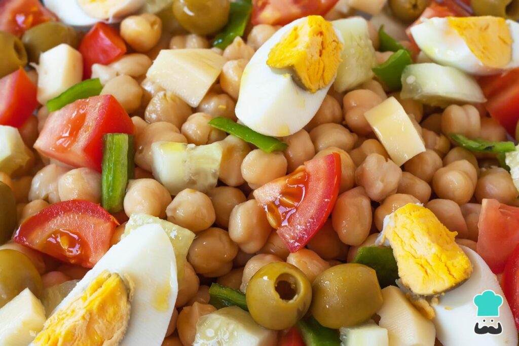 Ensalada de garbanzos con atún y huevo duro