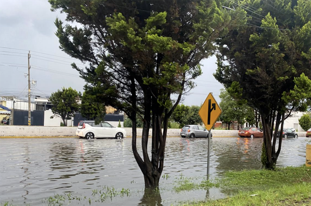 La tromba causó inundación en la recta a Puebla