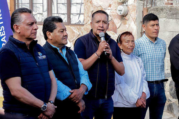 Entrega Mundo Tlatehui adoquinamientos en Tonantzintla y Acatepec
