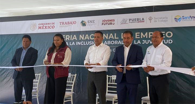 Jóvenes interesados en lograr un empleo