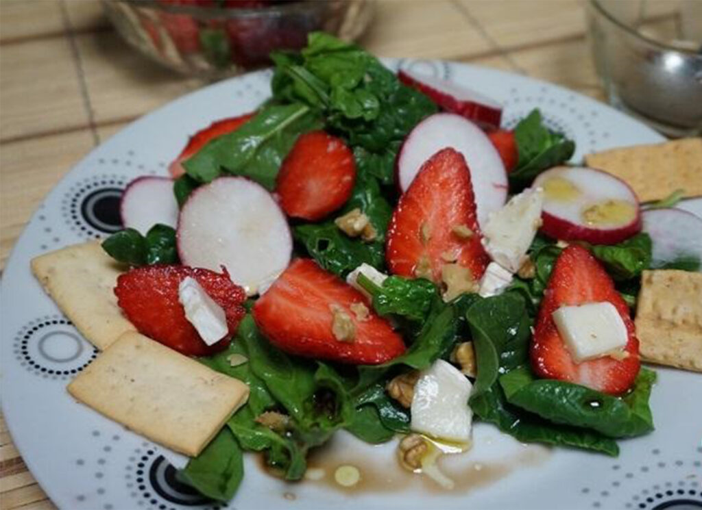 Ensalada de espinacas frescas y queso de cabra