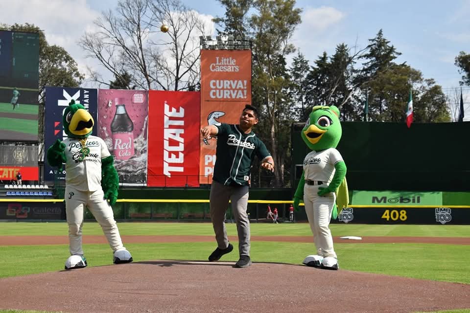 Omar Muñoz Alfaro lanza la primera bola en el Juego 1 frente a los Piratas de Campeche
