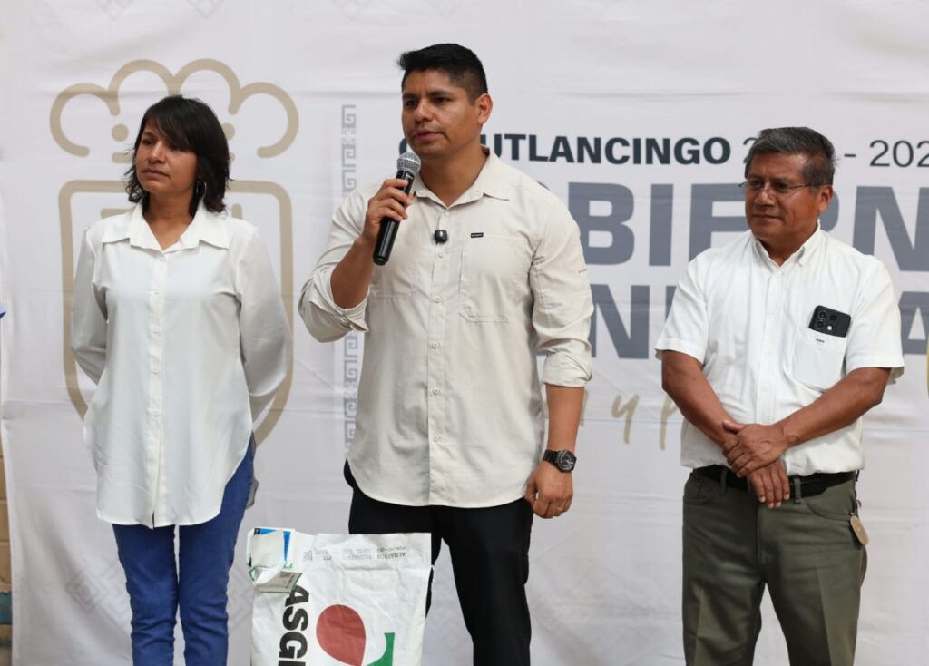Entrega Omar Muñoz apoyos a agricultores de San Lorenzo Almecatla 