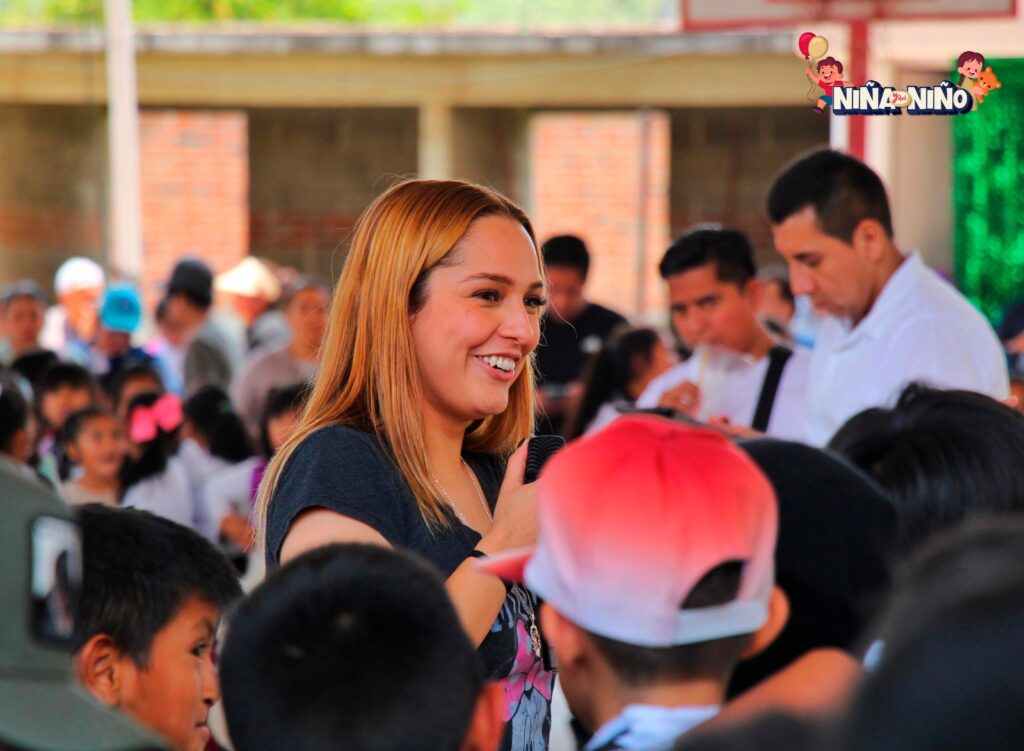 SHAMY SPEZIA LLEVA ALEGRÍA A NIÑAS Y NIÑOS DE HUEJOTZINGO CON ENTREGA DE JUGUETES