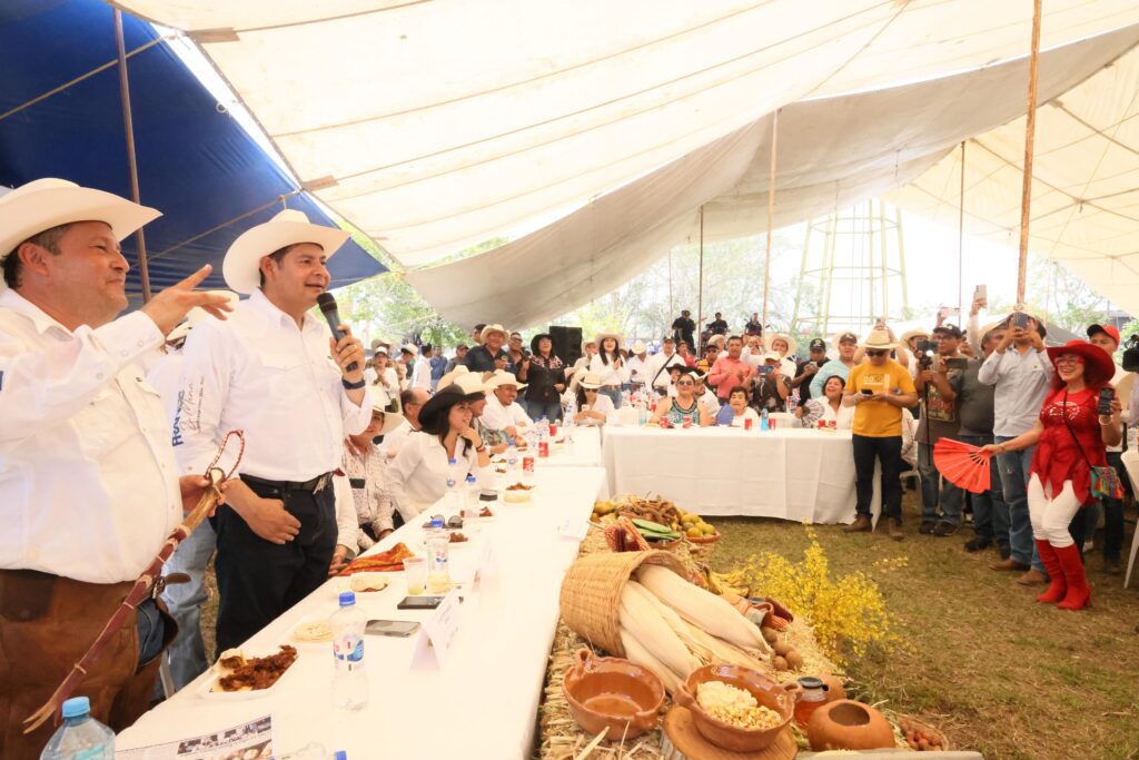 Gobernador Armenta se une a la cabalgata más grande en honor a San Isidro Labrador