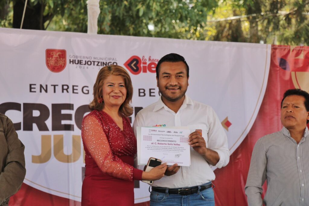 Roberto Solís apadrina a 100 estudiantes de la Universidad Tecnológica de Huejotzingo