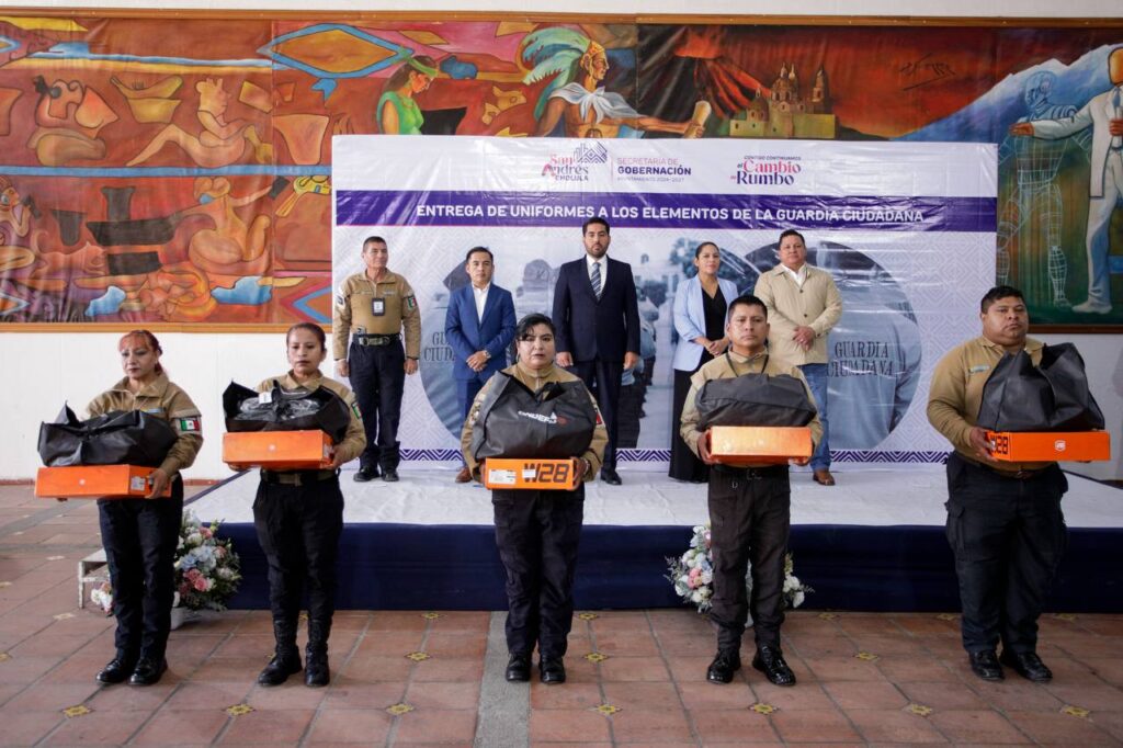 Entrega Uniformes a Elemento de la Guardia Ciudadana: Lupita Cuautle