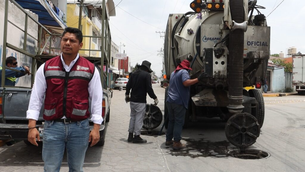 Omar Muñoz supervisa labores de desazolve previas al inicio de la Feria de Cuautlancingo 