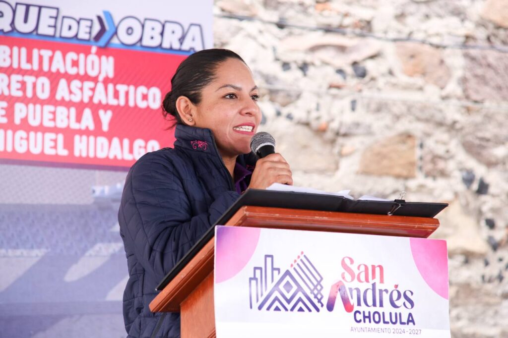 Inicia Lupita Cuautle obra de rehabilitación vial en San Francisco Acatepec