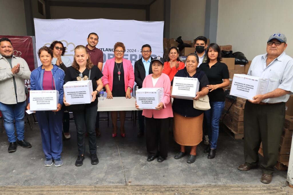 Tere Alfaro entrega despensas a adultos mayores de Cuautlancingo