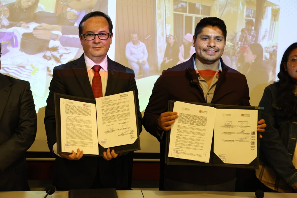 Firma Omar Muñoz convenio de colaboración con la UPAEP