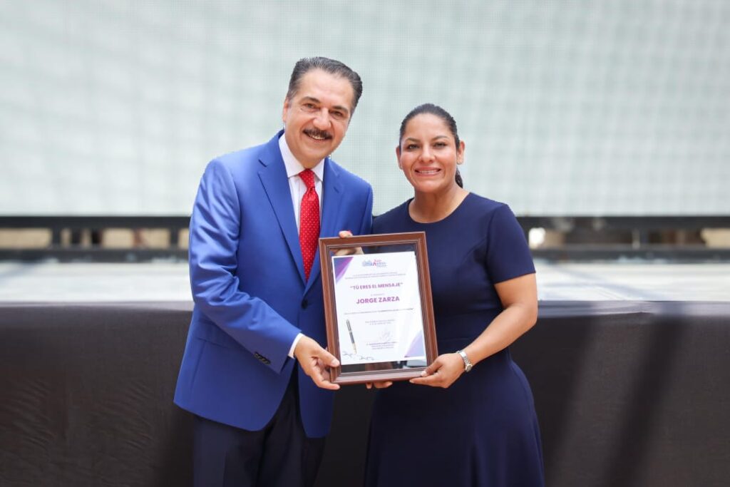 Jorge Zarza destaca virtudes esenciales del periodismo en conferencia con comunicadores
