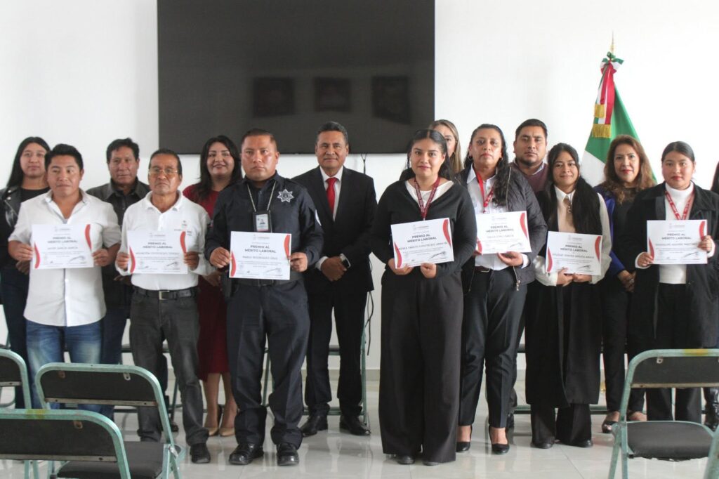 Reconocen a trabajadores del Ayuntamiento de Coronango con el Premio al Mérito Laboral