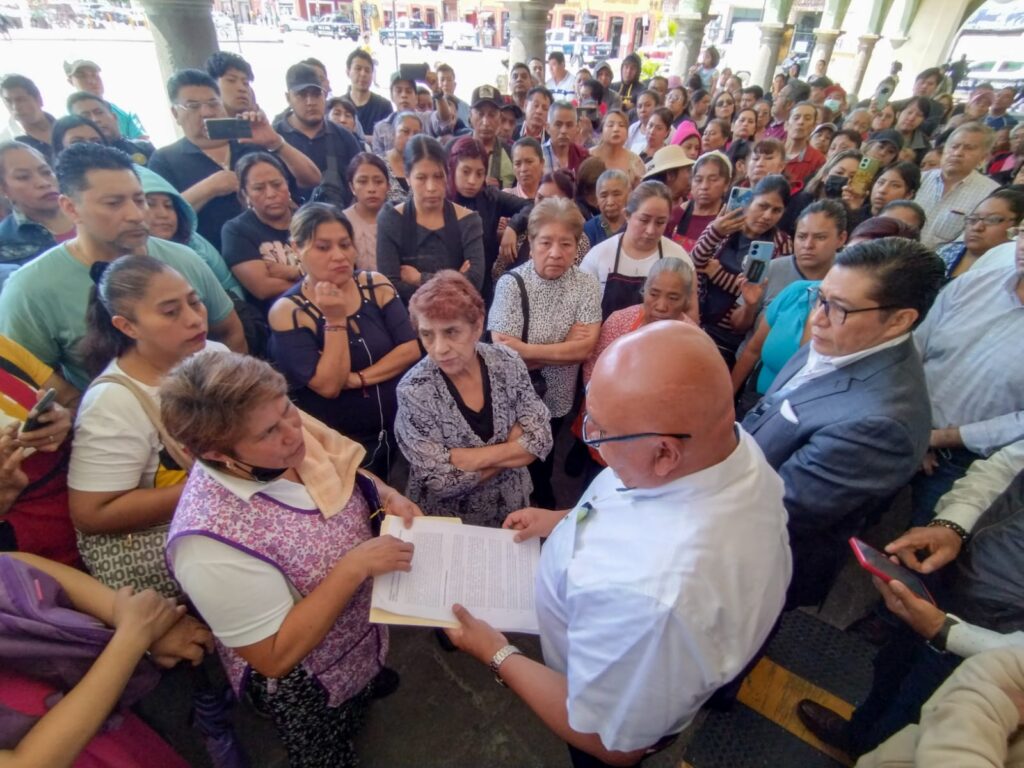 Demanera Respetuosa Acuden Comeciantes del Cosme del Razo