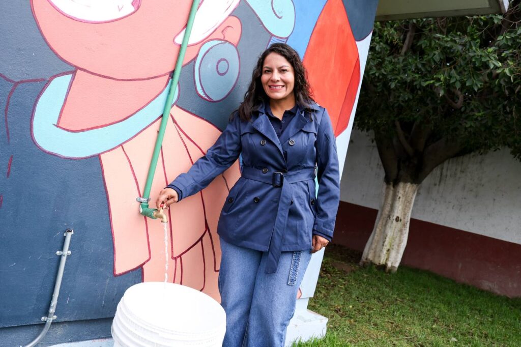 Entrega Lupita Cuautle sistema de captación pluvial a primaria en San Andrés Cholula