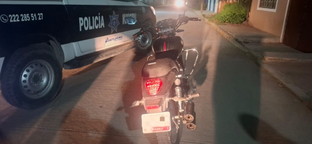SSCyPC de Cuautlancingo recupera motocicleta con reporte de robo y asegura al conductor