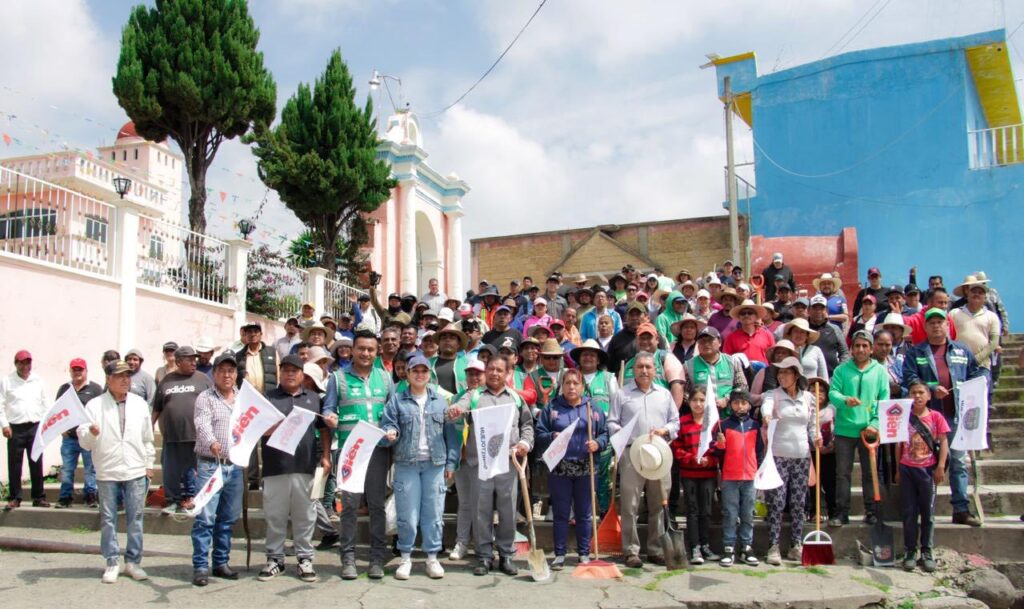 Rehabilitan alumbrado público y realizan jornada de limpieza en Santa María Atexcac
