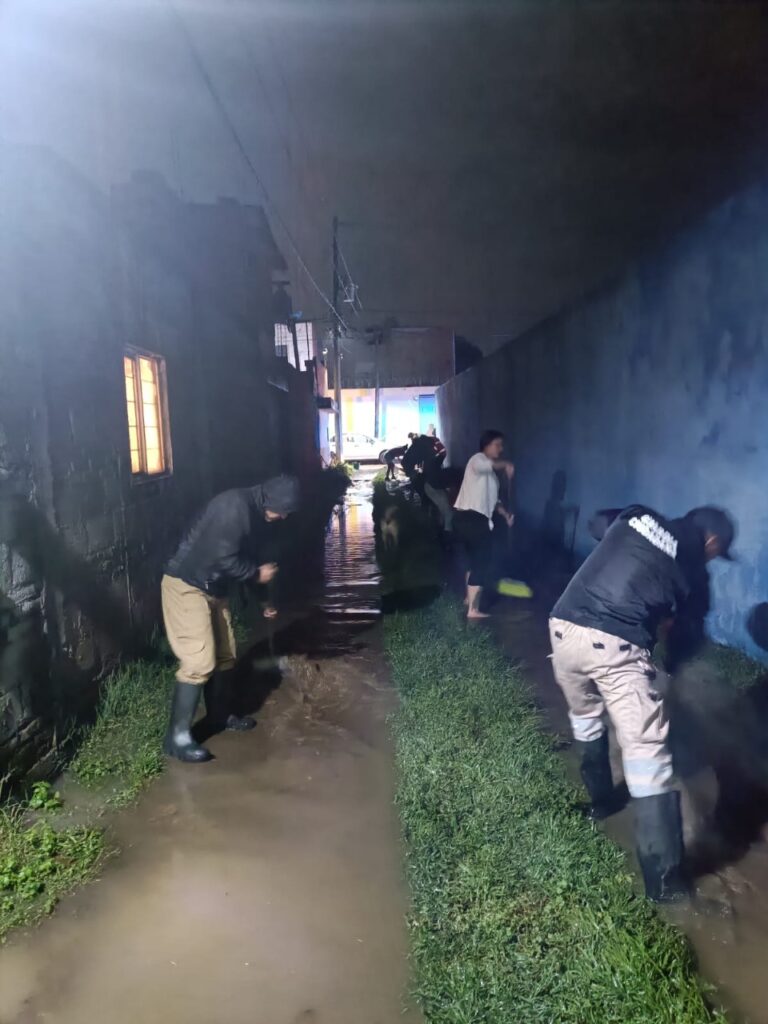 Gobierno de Tonantzin Fernández atiende de inmediato afectaciones por desborde de arroyo en Santa Bárbara Almoloya
