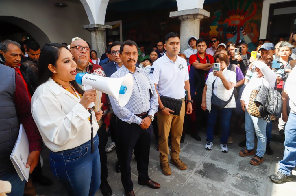 Soluciones puntuales, vigilancia reforzada y certeza jurídica: respuesta firme de Tonantzin Fernández a comerciantes del mercado Cosme del Razo