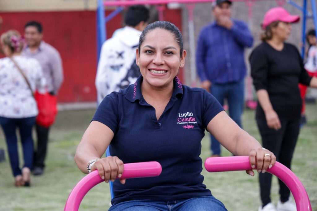 Impulsa Lupita Cuautle el bienestar y la recreación con entrega de equipos de ejercitación y juegos infantiles
