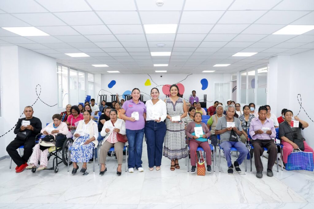 Lupita Cuautle entrega medicamentos