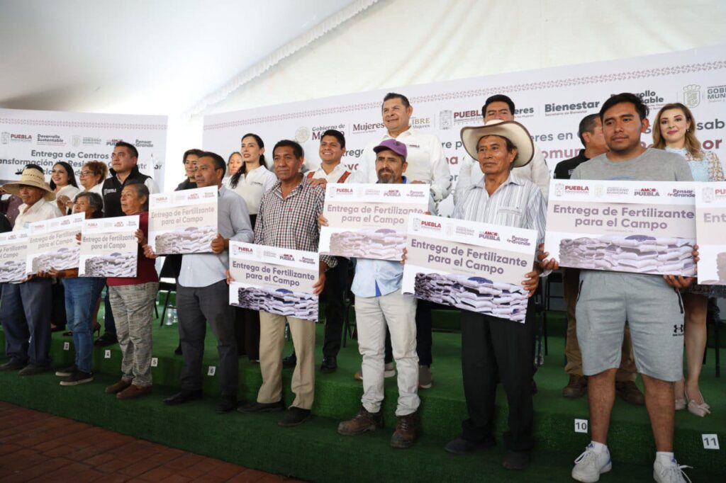 Omar Muñoz entrega apoyos a productores durante visita del Gobernador Alejandro Armenta a Cuautlancingo