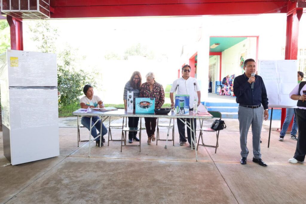 Entregan utensilios y electrodomésticos para comedor escolar en San Francisco Ocotlán