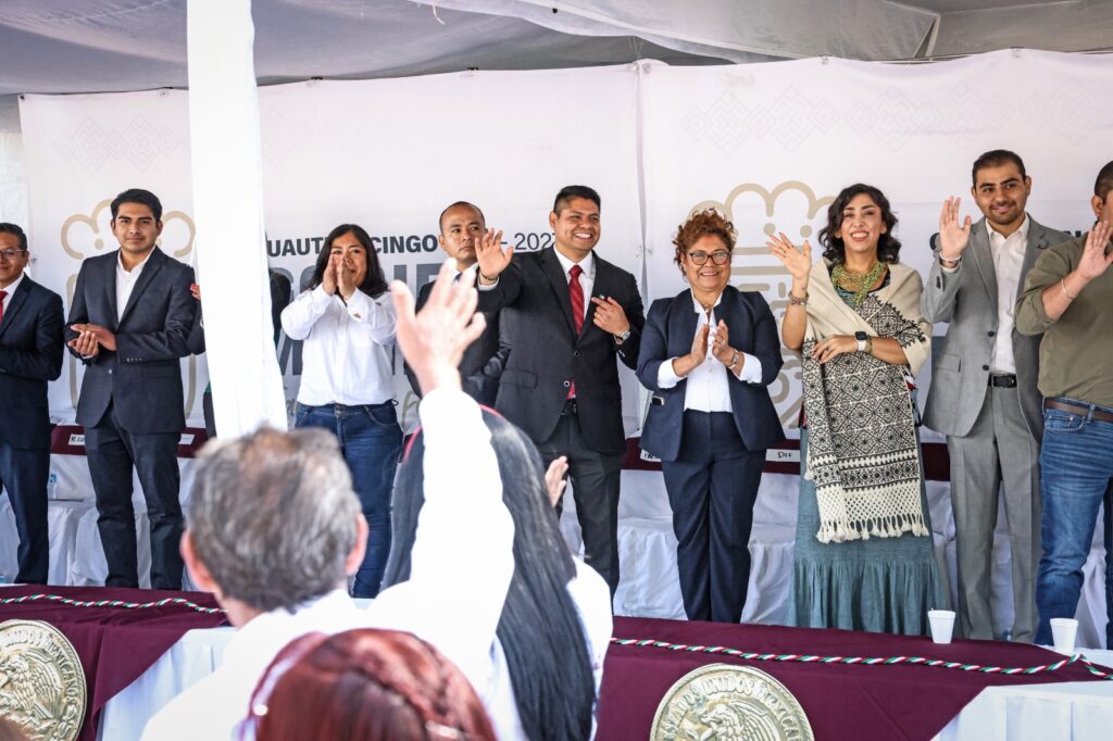 Preside Omar Muñoz desfile por el 215 aniversario del inicio de la Independencia de México en Cuautlancingo