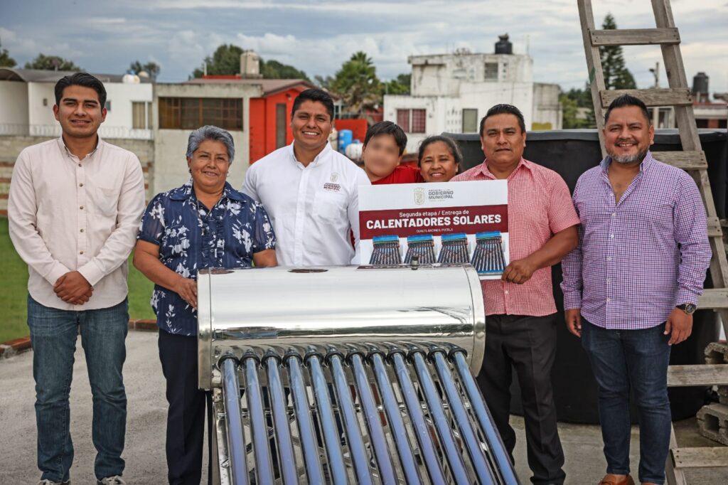 Inicia Omar Muñoz segunda etapa de entrega de calentadores solares