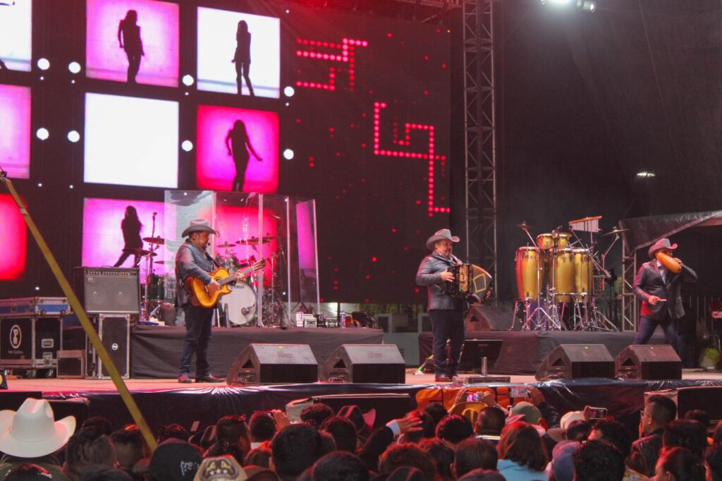 Grupo Pesado conquista a miles en la Feria Patronal de Huejotzingo 2025 con un concierto inolvidable